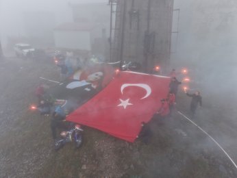 Şanlı Türk Bayrağı Elden Ele Zirveye Ulaştı 