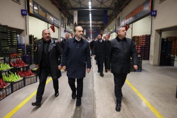 AK Parti Gece Gündüz Demeden Sahada