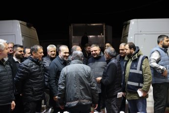 AK Parti Gece Gündüz Demeden Sahada
