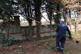 Kartepe'de Mezarlıklara Düzenli Bakım 