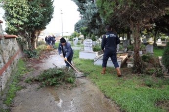 Kartepe'de Mezarlıklara Düzenli Bakım 