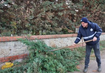 Kartepe'de Mezarlıklara Düzenli Bakım 