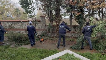 Kartepe'de Mezarlıklara Düzenli Bakım 