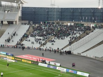 Kocaelispor taraftarı yavaş yavaş tribünde yerini almaya başladı 