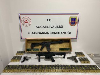 İşyerinde çok sayıda silah ele geçirildi 