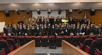 Vali Aktaş'tan Emniyet Personeline Başarı Belgesi 