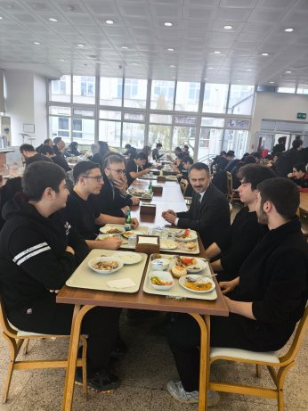Vali Aktaş Öğrencilerle yemek yiyip sohbet etti 