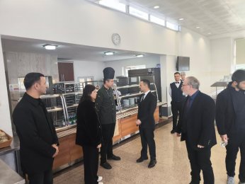 Vali Aktaş Öğrencilerle yemek yiyip sohbet etti 