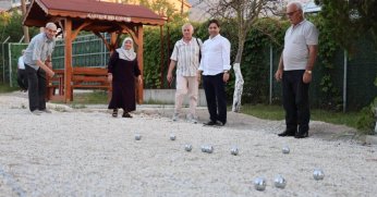 Gençlere Taş Söktürdüler