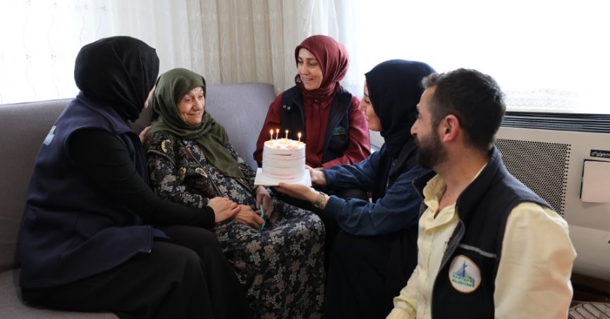 92 Yaşındaki Neriman Teyzeye Sürpriz Yaş Günü 