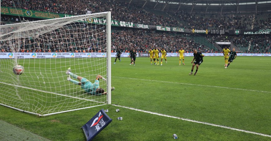 Kocaelispor Göztepe'yi yine Uzatmada Yıktı: 10 Kişiyle 1 Puanı Kurtardı
