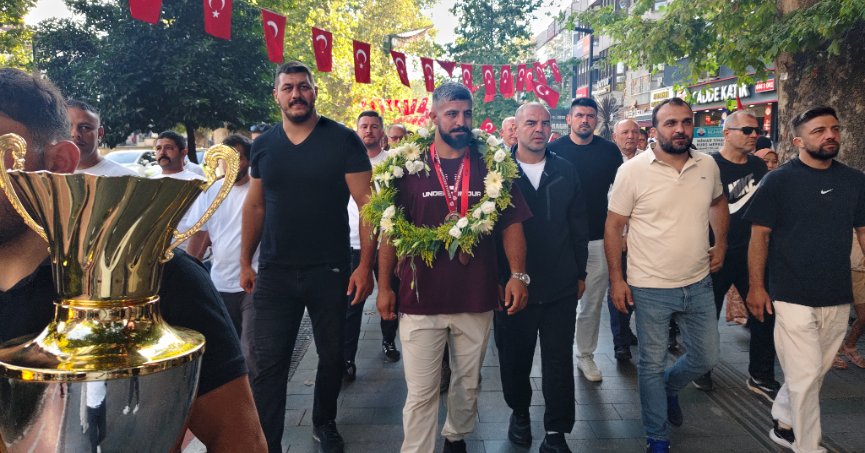 Kırkpınar'ın Gururu Seçkin Duman'a İzmit'te Sevgi Seli