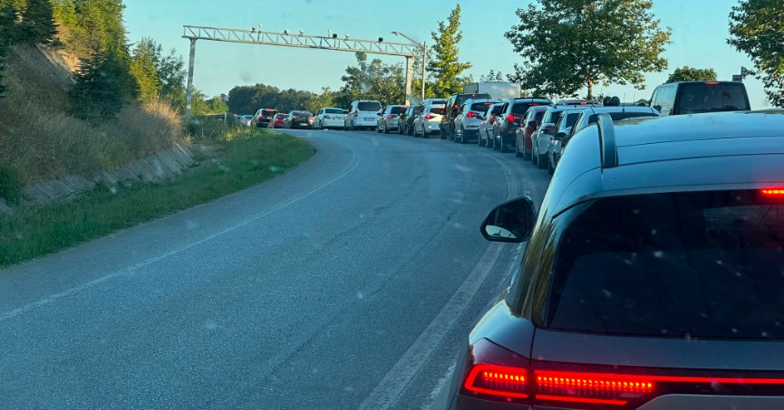Plajlar doldu, kilometrelerce araç kuyruğu oluştu