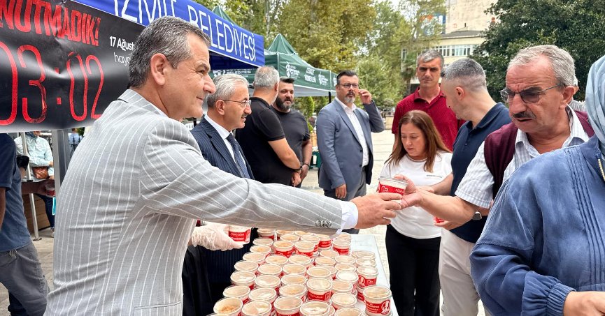 İzmit Belediyesi Deprem Şehitlerini Unutmadı 