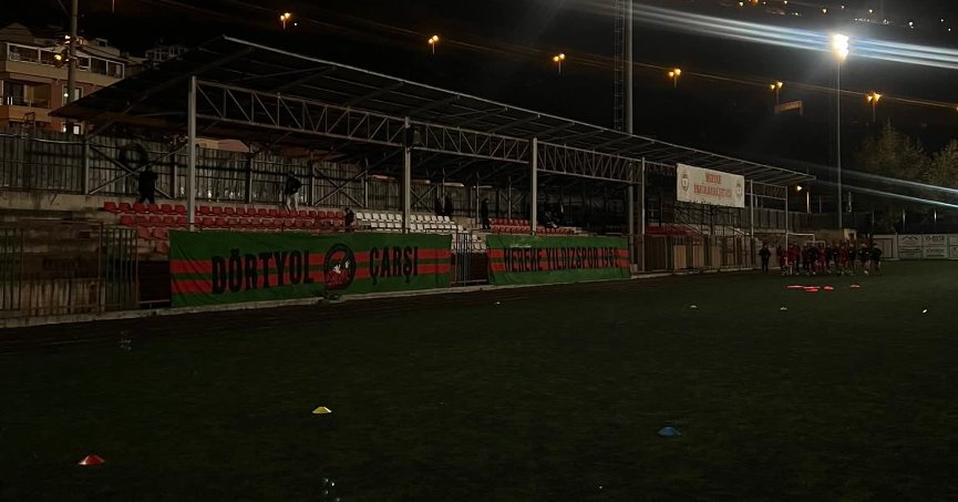 Işıklandırma yetersiz olunca hakem maçı oynatmadı 