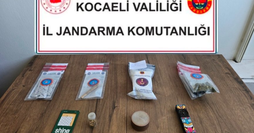 Araçtan Kokain ve Sentetik Ecza Çıktı