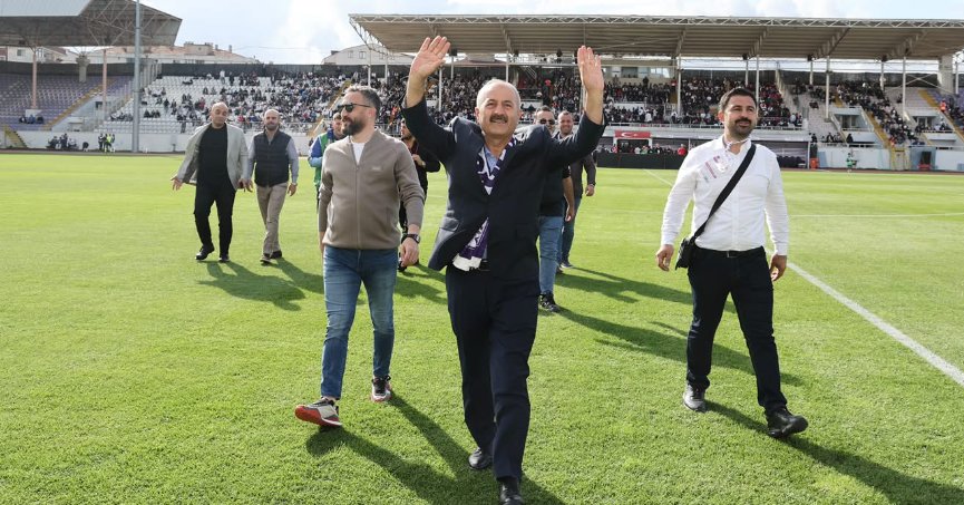 Başkan Büyükgöz Tribünde, Gebzespor Sahada