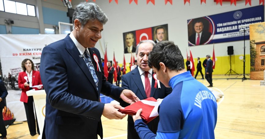 Şanlı Türk Bayrağı Elden Ele Zirveye Ulaştı 