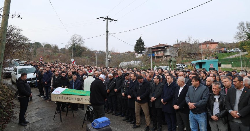 Vali Aktaş vefat eden muhtar Mehmet Yavaş'ın cenazesine katıldı 