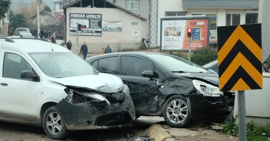 Eşme Işıklarda Ucuz Atlatılan Kaza