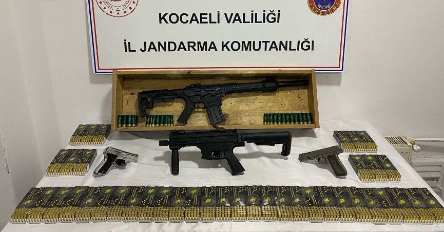 İşyerinde çok sayıda silah ele geçirildi 