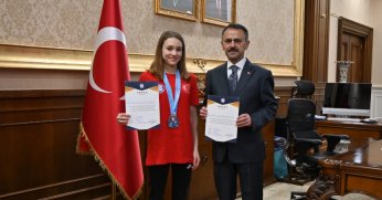 Rekortmen Yüzücü Vali Aktaş'ı Ziyaret Etti 