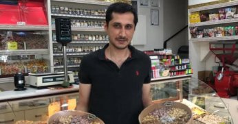 Kuruyemişçi Alper Özen'den Örnek Davranış 