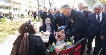 Bakan Yerlikaya namaz öncesi vatandaşlarla sohbet etti 