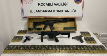 İşyerinde çok sayıda silah ele geçirildi 
