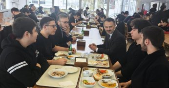 Vali Aktaş Öğrencilerle yemek yiyip sohbet etti 