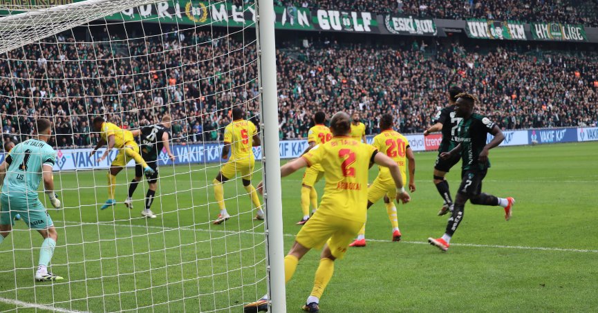 Kocaelispor Göztepe'yi yine Uzatmada Yıktı: 10 Kişiyle 1 Puanı Kurtardı