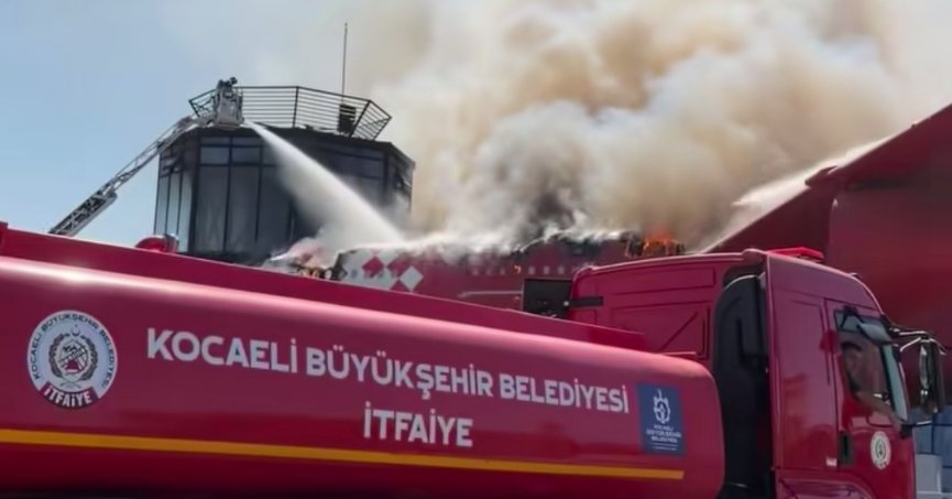 Çayırova’da Uçak Park Bilim Merkezi’nde Yangın!