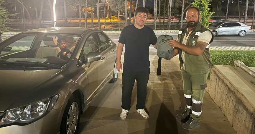 Çantadan Servet Çıktı. Tereddüt Etmeden Polise Teslim Etti 