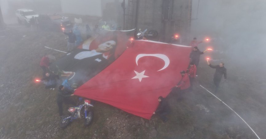 Şanlı Türk Bayrağı Elden Ele Zirveye Ulaştı 